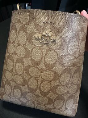 COACH Authentic
Town Bucket Bag in Signature Canvas